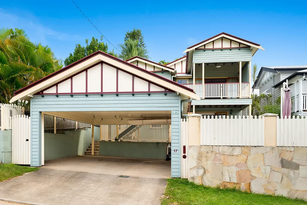 FAMILY HOME - Grand Dual-Level Oasis