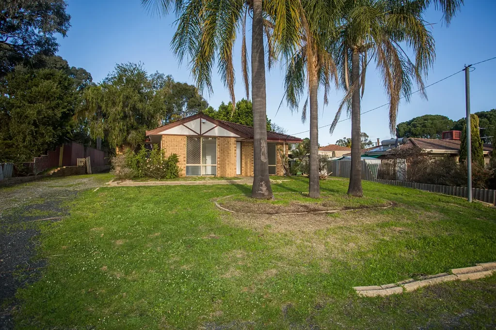 Bellevue 3房  Family Home on Huge 976m2 Block: Freshly Painted Throughout!