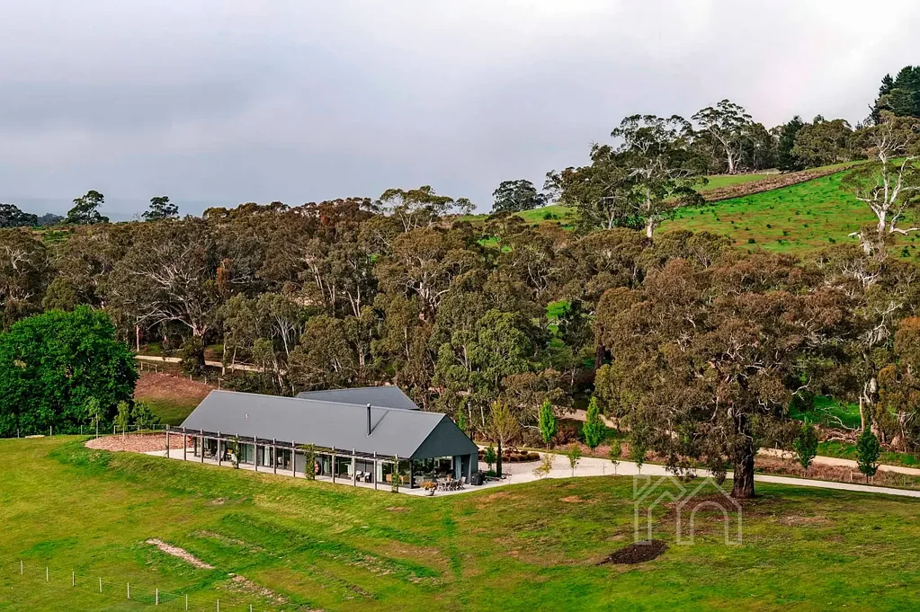Mount Franklin 3Kwarto Contemporary Barn with Panoramic Vistas