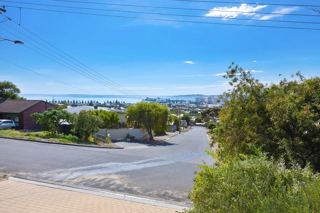 Port Lincoln 5 Slaapkamer Family Home or Solid Investment with Sweeping Bay Views