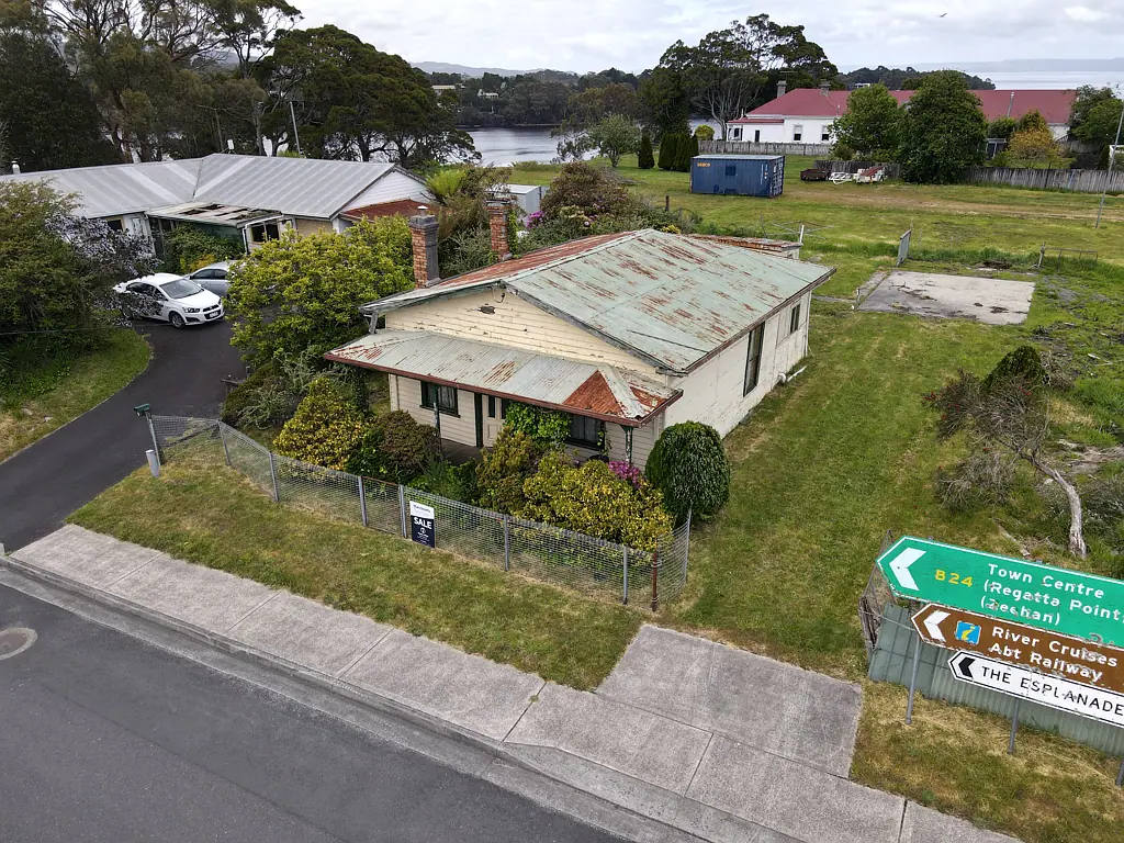 Strahan 2ห้องนอน Coastal Cottage in Strahan - Your Renovation Dream Awaits!