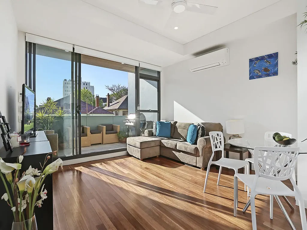 North Sydney 1房 北悉尼设计师公寓 开放式设计 自然采光充沛 Smeg电器 皇后床卧室 私人阳台 学区房 交通便利 Sun-Drenched Designer Living in a Premier North Sydney Setting