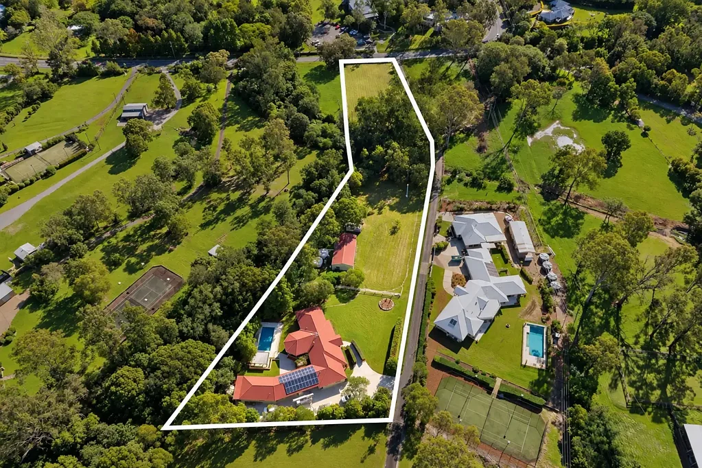 Pullenvale 5બેડરૂમ ACREAGE PERFECTION: PRIVATE SANCTUARY WITH DUAL LIVING AND MULTIGENERATIONAL APPEAL.
