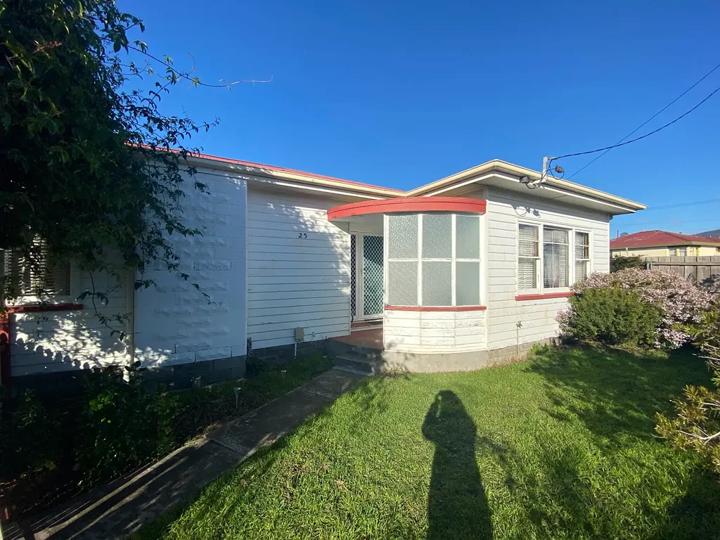 Perfect Location Close to Shopping Centre