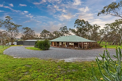 Birdwood 4房 Renovated Family Homestead with Expansive Shedding