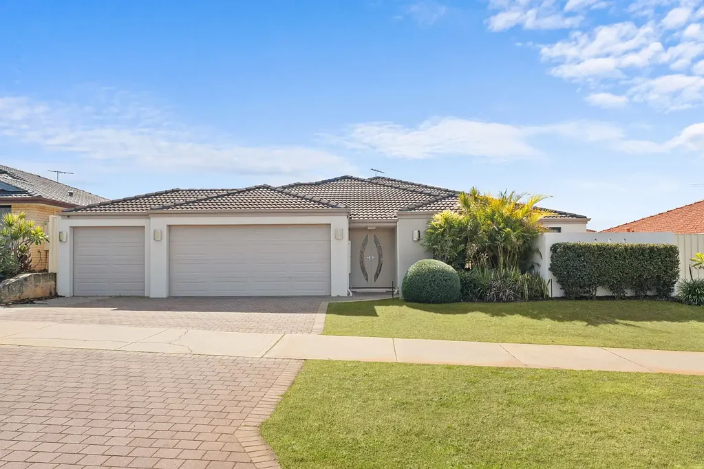 Baldivis 4ਬੈੱਡਰੂਮ Luxury Living with Poolside Entertaining and 3 car garage in Settlers Hills