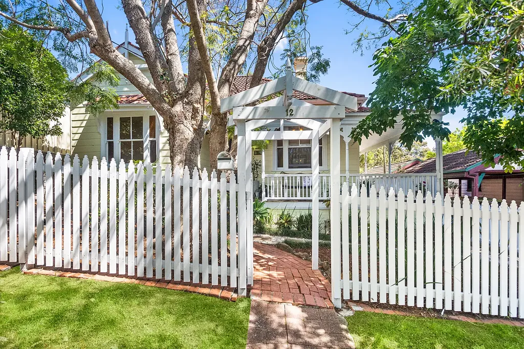 Wollongong 3房 历史韵味住宅 1898年经典 环绕阳台娱乐 私密后院 石材厨房 学习角落 步行公园医院 Simply Timeless Appeal