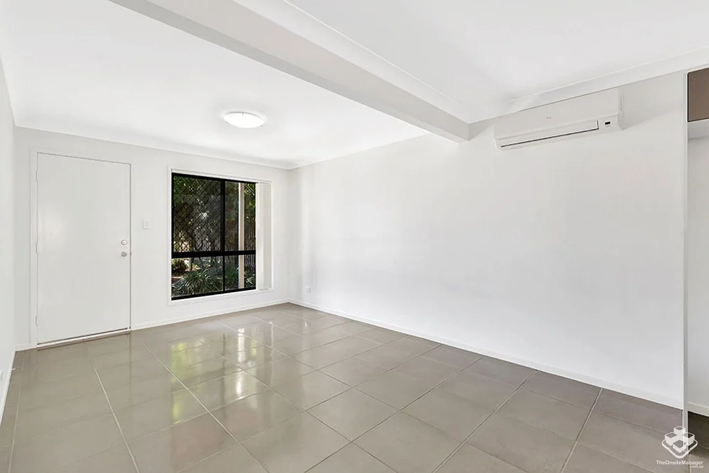 SPACIOUS 3 BED UNIT IN LEAFY COMMUNITY CLOSE TO SHOPS AND SCHOOLS
