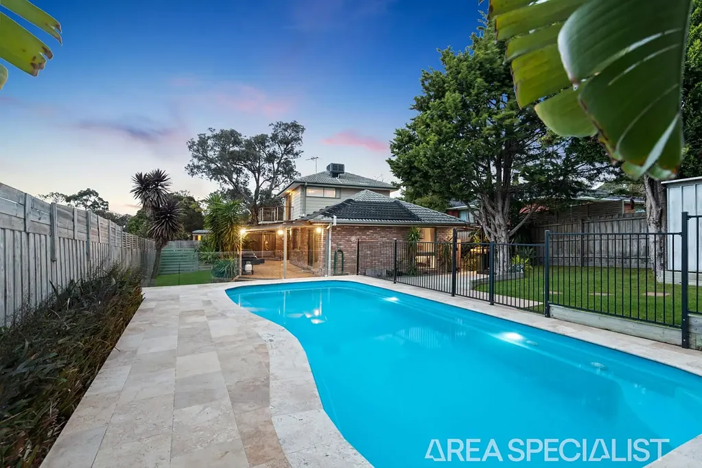 Langwarrin 4ห้องนอน The Brief: Poolside Perfection in a Premium Position