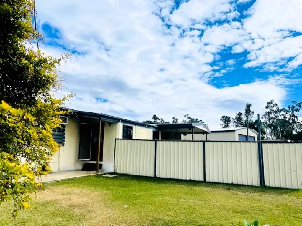 Dysart 5침실 RENTVESTING - CURRENTLY TENANTED AT $630 p/w!!!
ONLY 5 BED 2 BATH WITH POWERED SHED LEFT ON OUR BOOKS!
