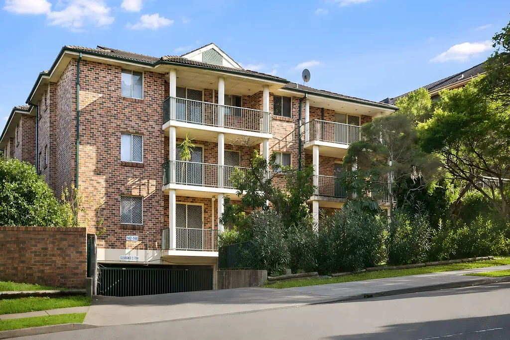 Bankstown 2Phòng ngủ Spacious Middle-Floor Apartment with Double Parking in a Prime Bankstown Location
