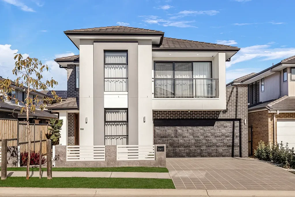 Box Hill 5 Bedroom North-Aspect 35Sq Masterpiece with 2 Ensuite Provision