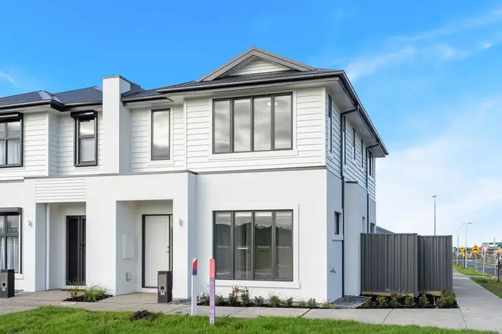 Spacious 4-Bedroom Townhouse with 3 Bathrooms in Beveridge