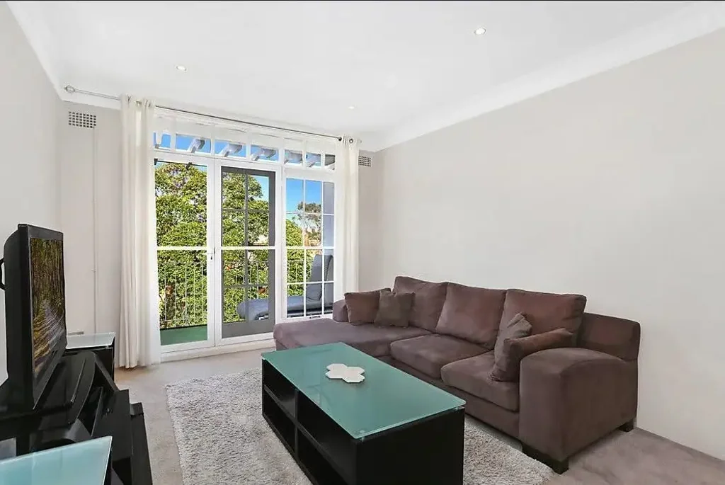 TOP FLOOR APARTMENT WITH SCENIC VIEWS IN PRIME ROSE BAY LOCATION