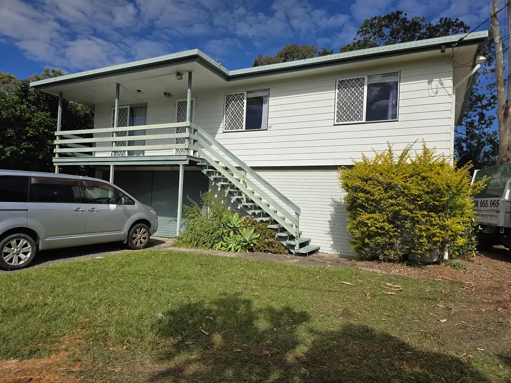 This high-set home has 3 bedrooms upstairs and 2 bedroom downstairs!