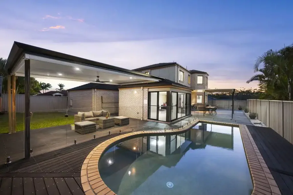 Molendinar 4 Bedroom EXPANSIVE & IMMACULATE FAMILY HOME  - MULTIPLE LIVING AREAS -  WALK TO GRIFFITH UNI, HOSPITALS & LIGHT RAIL