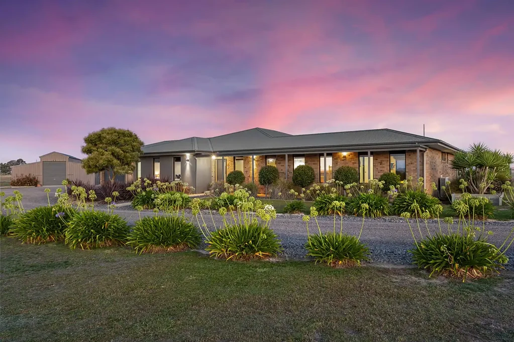 Cardigan 4 Bedroom A Rare 102-Acre Lifestyle Masterpiece – Space, Sophistication & Unmatched Convenience