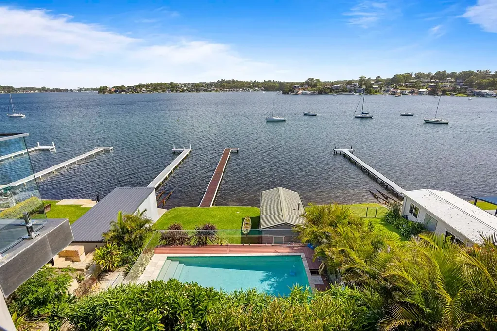 Fishing Point 4ห้องนอน Absolute Waterfront Living with Jetty, Boat Shed & Spectacular Lake Views