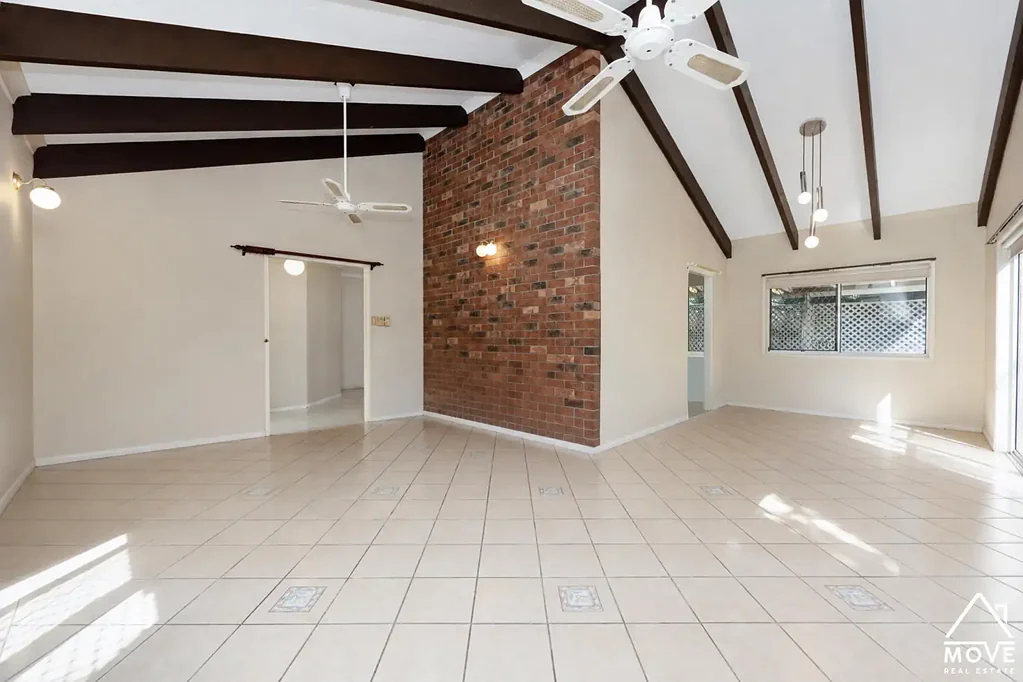 Kirwan 3침실 Solid home with loads of potential