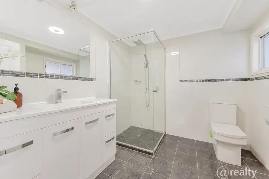 Bray Park 3房  MASSIVE 312m2 RESIDENCE OFFERING AMAZING DUAL LIVING POTENTIAL WITH HUGE YARD SPACE!