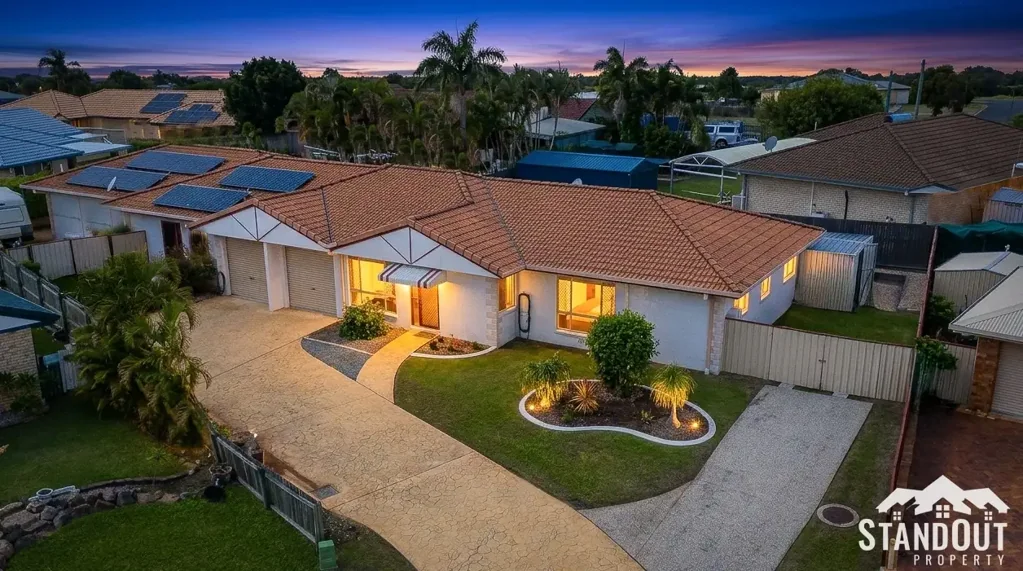 Banksia Beach 3房 Banksia Beach静谧尽端 优质联排别墅 宽敞三卧独立书房 主卧带spa浴缸 大洗衣储物空间 步行即达学校商圈 Spacious, Immaculate Duplex in Peaceful Cul-De-Sac Location