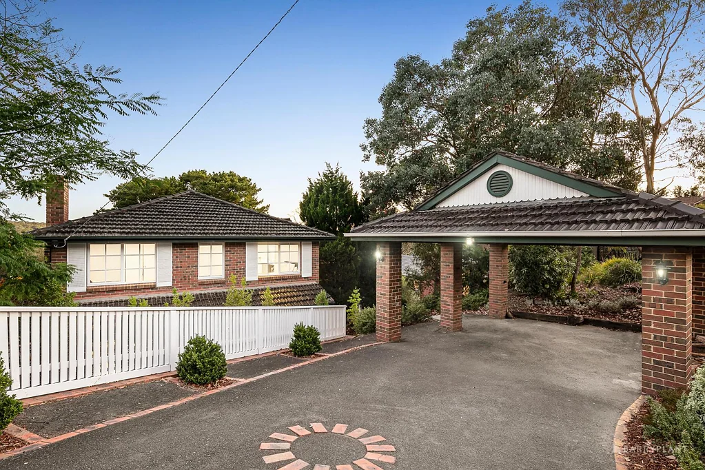 17 Maroong Drive, Research, VIC 3095