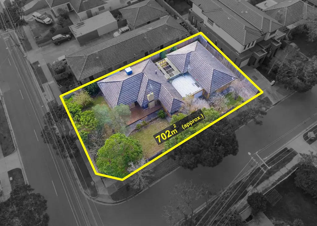 Frankston 5房 两套住宅独立 702平米转角地 地段优越 Frankston中心 公交便捷 潜力无限 Corner Block with Endless Potential!