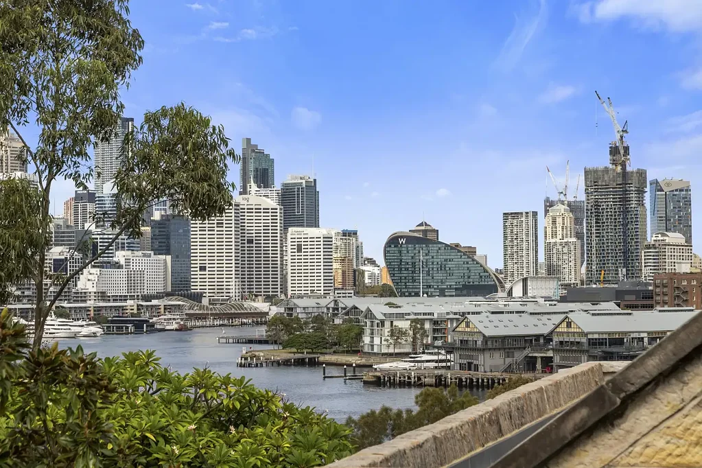 Balmain East 2房 精品四户联排 采光充足庭院 主卧带套 现代厨房 低维护后院 便利交通设施 Stylish townhouse with garage in premier location
