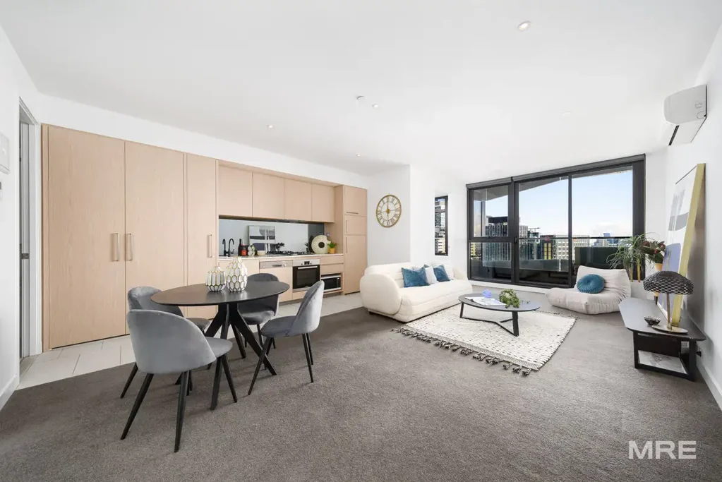 Melbourne 2房 CBD核心地段，尽览城市美景 Sweeping City Views in a Prime CBD Location