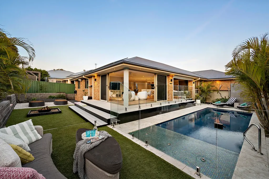 Fletcher 4બેડરૂમ Resort-Inspired Statement Home in a Class of Its Own