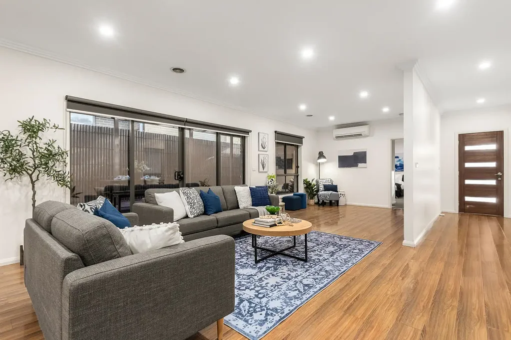 Croydon North 4房 光线明亮 私密位置 低维护生活 现代设计 开放式布局 石材台面 主卧套间 家庭浴室 充足停车位 精英学校近 Privately Positioned on Low Maintenance Block!
