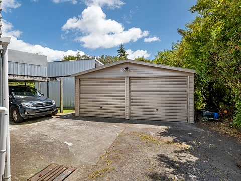 Stratford 3房  SHEDS AND MORE SHEDS - COME ON IN