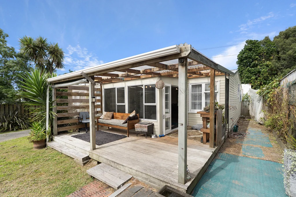 Raumati Beach 3Zimmer Hidden Coastal Opportunity with Bonus Studio
