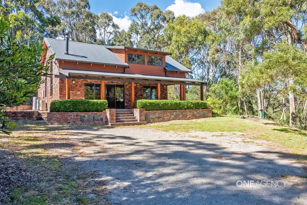 Smithton 2 Bedroom Private modern home set on a stunning block
