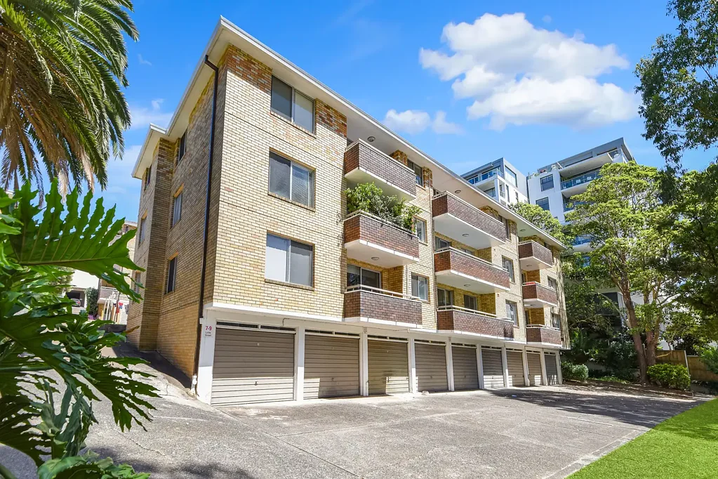 Sun-drenched apartment in desirable location