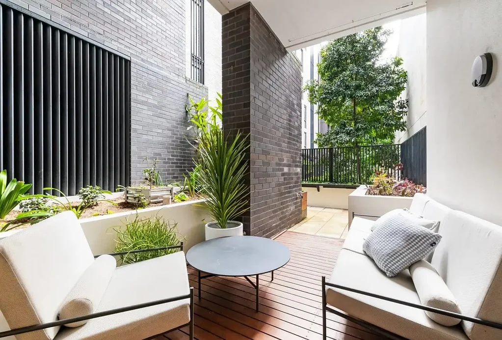 Ultimo 2Moenga Stunning and Rare Modern Townhouse with Secure Garage + Huge Study/Potential Bed 3