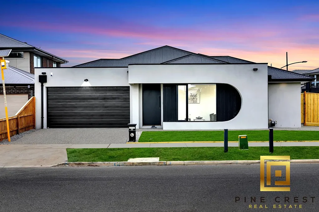 Rockbank 4 Slaapkamer Brand-New Architectural Luxury | 26 Sq Masterpiece with Golden Accents & High-End Finishes