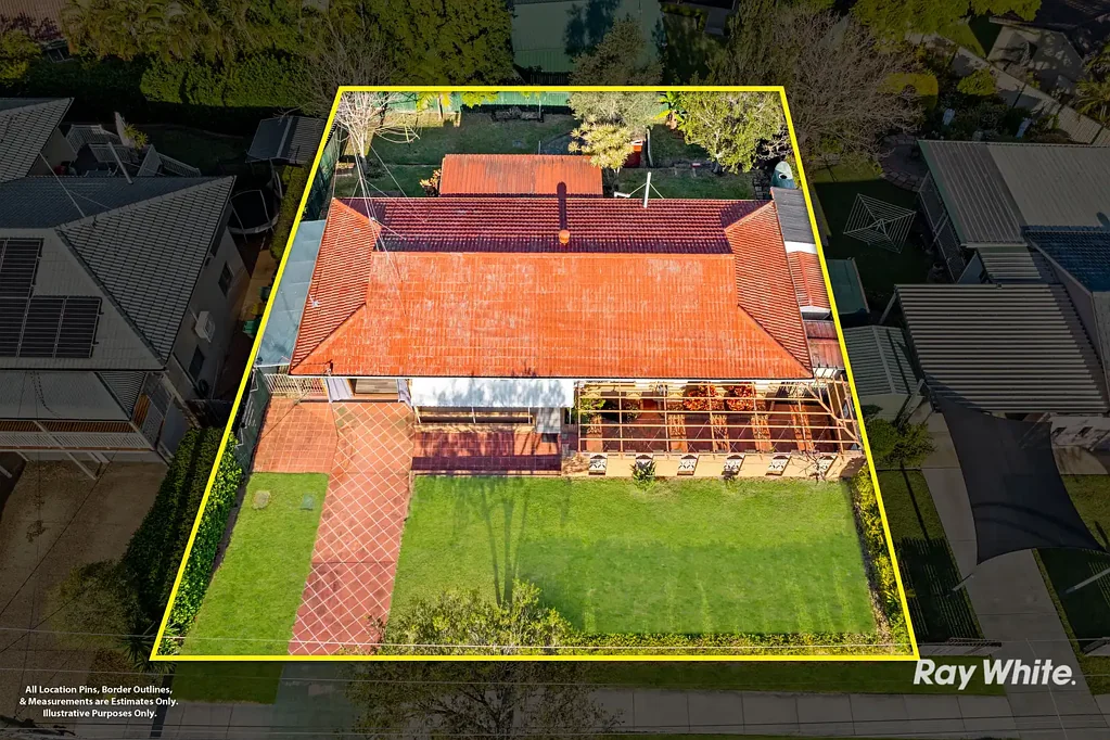 Springwood 3 Slaapkamer All the Feel of a Renovated "4 Beds 2 Baths*" Without the Price Tag | Walk To Top School (JPC) & Shops