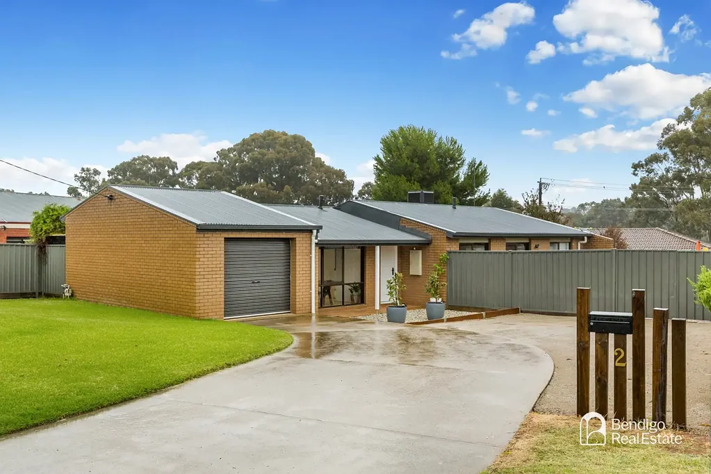 SPACIOUS FAMILY HOME WITH TWO LIVING AREAS IN STRATHDALE
