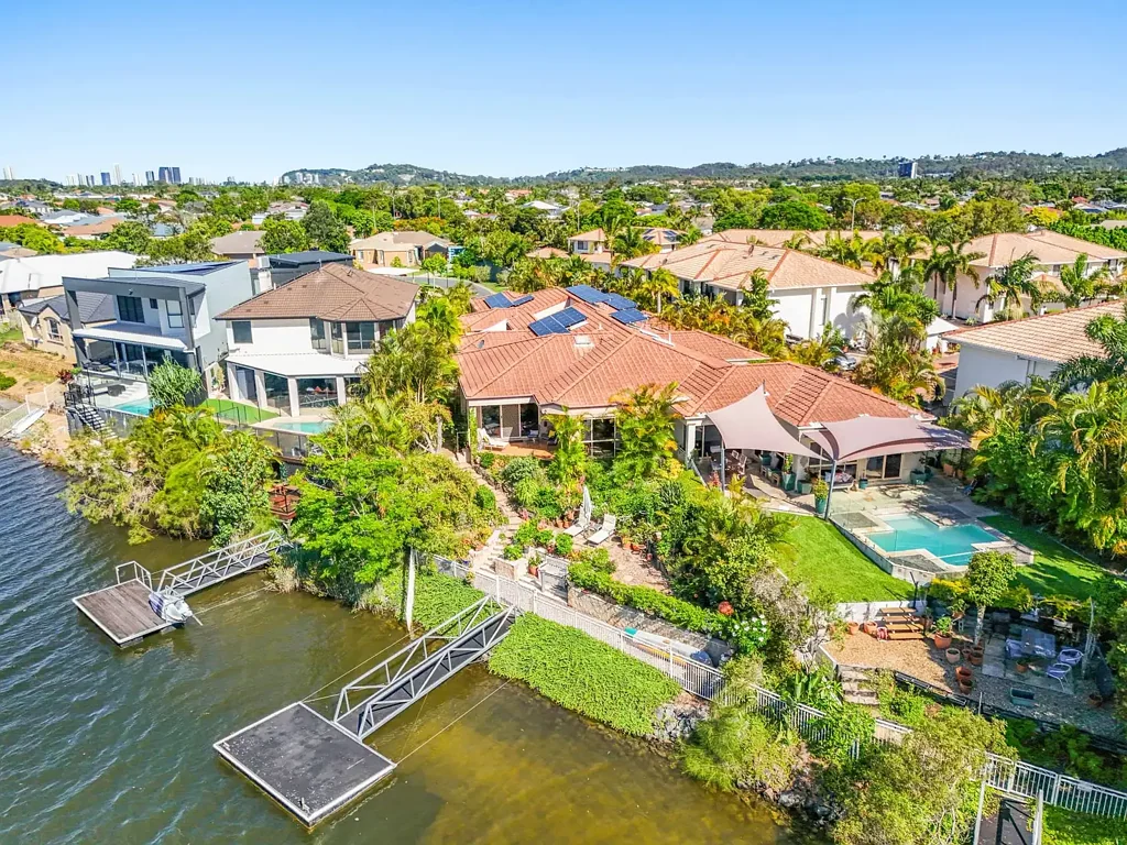 Varsity Lakes 3ਬੈੱਡਰੂਮ Tranquil Waterfront Living with Private Pontoon