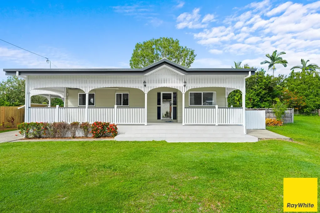 Earlville 4ਬੈੱਡਰੂਮ Charming Queenslander Retreat with Dual Living and Poolside Bliss