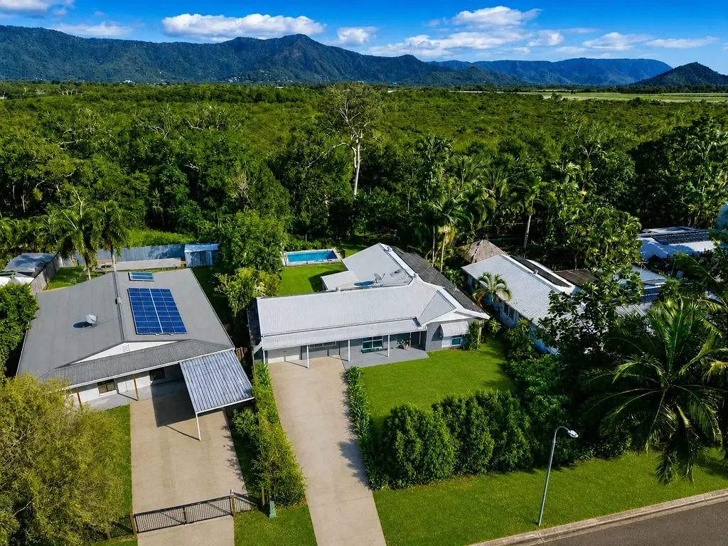 Holloways Beach 4Kwarto The complete family package in one of Holloways Beach's most sought after locations.