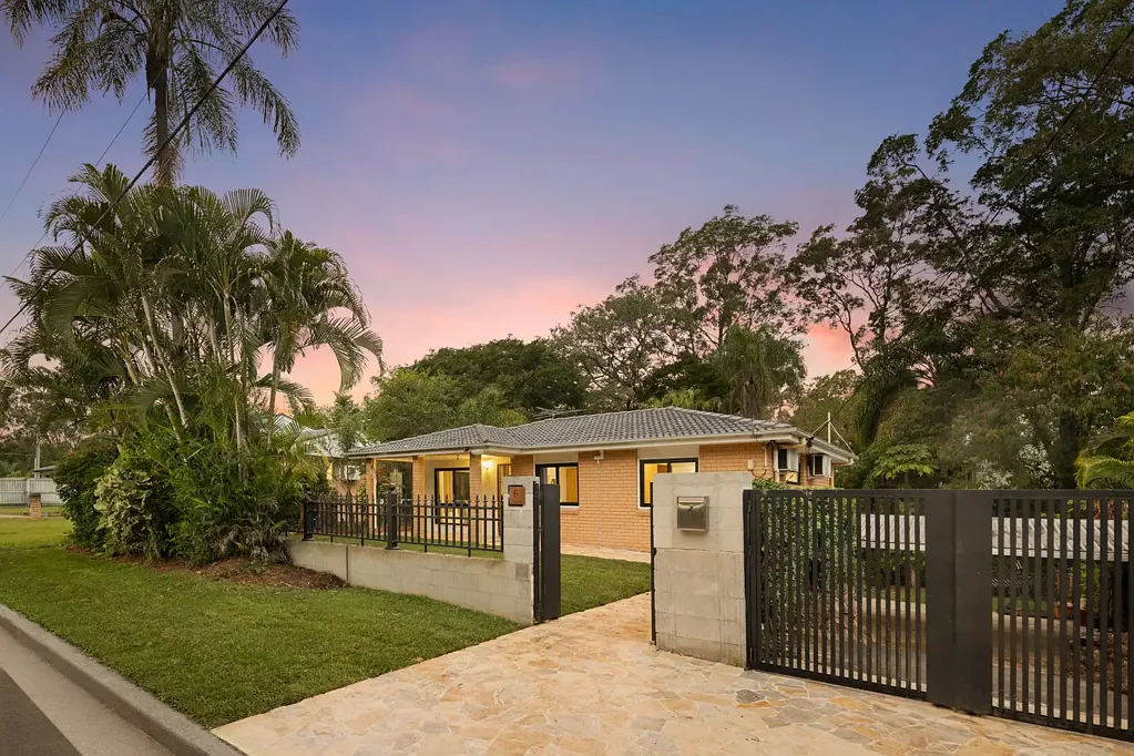 Indooroopilly 3房 精心改造 朝北住宅 635平米地块 全新厨房 三室精装 双居住潜力 开放式布局 自然采光充沛 双车库 学区房 低维护花园 Newly Renovated Family Home with Dual Living Potential