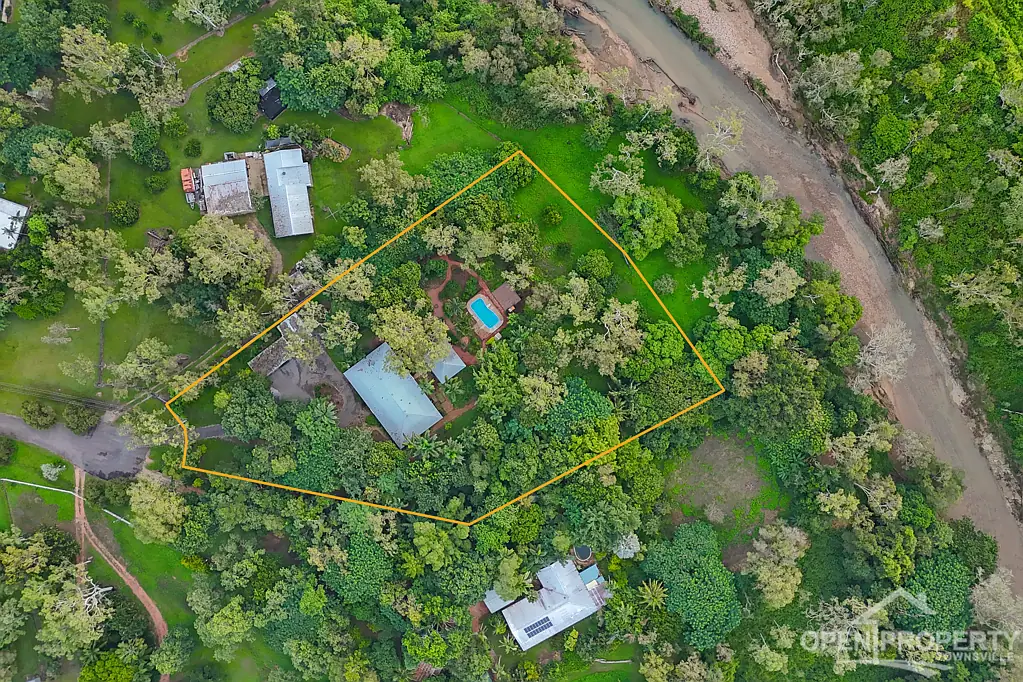 Alice River 4 Bedroom Luxury Acreage Retreat with Pavilion, Pool, and Private River Access