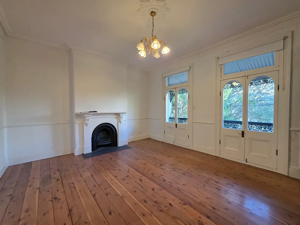 Large Four Bedroom Terrace With Courtyard In Great Location