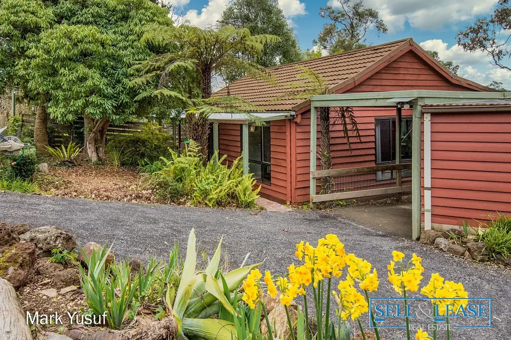 Silvan 4 Bedroom Endless possibilities on over Half an Acre in Hidden Silvan Haven