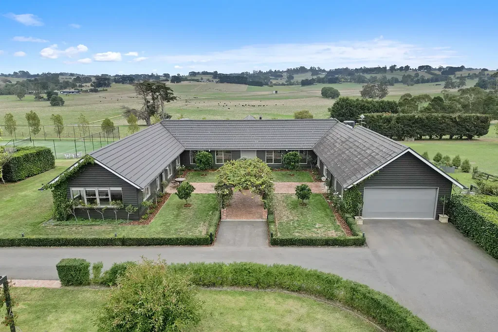 Lillico 4房  STUNNING FAMILY 9 ACRE RETREAT – SPACE, STYLE & COUNTRY LUXURY!!