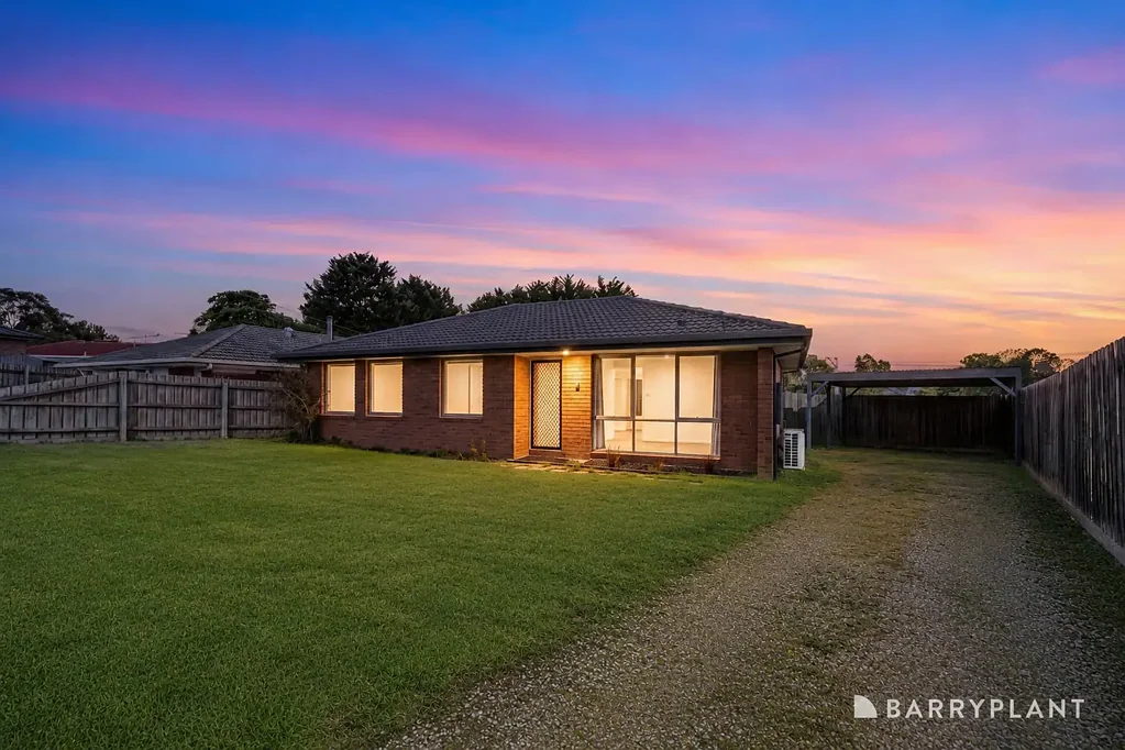 Pakenham 3 Slaapkamer A Generous Block with Endless Potential!
