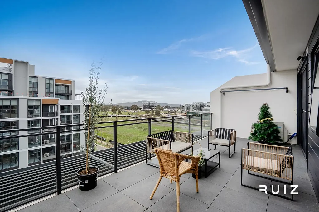 Gungahlin 3Zimmer Rare Top-Floor Three-Bedroom Penthouse in the Heart of Gungahlin – Two-Level Living, Huge 24sqm Balcony & Exceptional Convenience