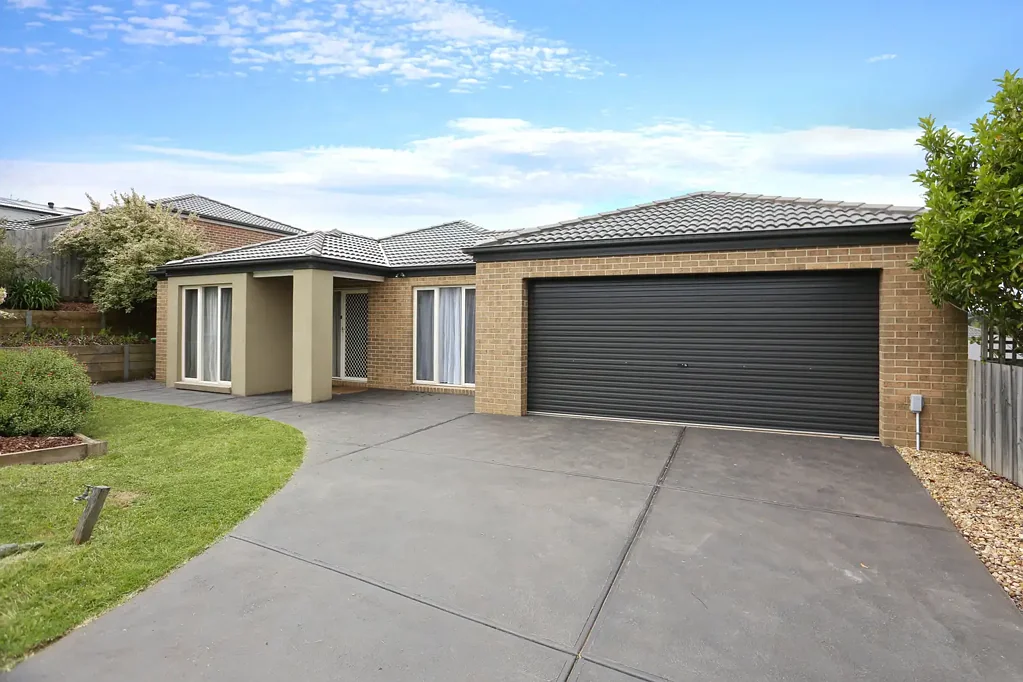 Drouin 4Moenga Spacious Family Living in a Convenient Drouin Location